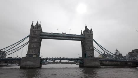 Vista-En-Blanco-Y-Negro-Del-Puente-De-La-Torre-Sobre-El-Río-Támesis-En-Londres,-Reino-Unido