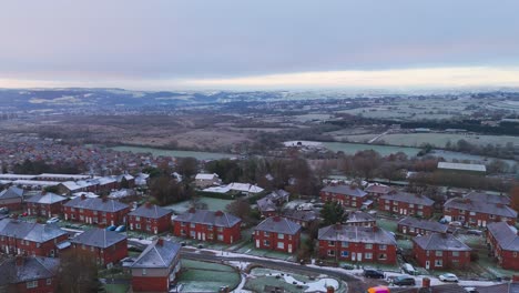 Die-Winteransicht-Aus-Der-Drohnenperspektive-Erfasst-Die-Typische-Britische-Städtische-Wohnsiedlung-Des-Dewsbury-Moore-Council-Estate-Mit-Reihenhäusern-Aus-Rotem-Backstein-Und-Dem-Industriellen-Yorkshire