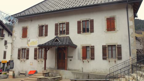 Presbytery-Structure-Near-Church-Notre-Dame-de-la-Nativité-In-Les-Gets,-France