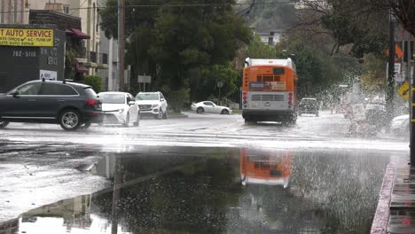 El-Autobús-Urbano-Y-El-Tráfico-Se-Mueven-Por-Las-Calles.