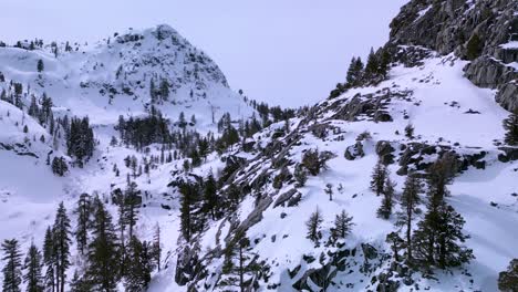 Vista-Aérea-Del-Paisaje-Invernal-Del-Desierto-De-Desolación,-Lake-Tahoe,-California