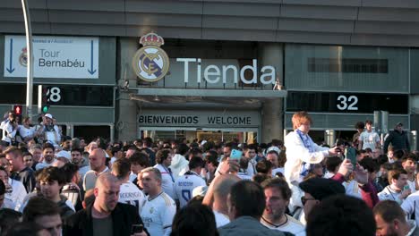 Tausende-Von-Real-Madrid-Fans-Versammeln-Sich-Vor-Dem-Santiago-Bernabéu-Stadion-Von-Real-Madrid,-Um-Das-Champions-League-Fußballspiel-Zwischen-Den-Teams-Real-Madrid-Und-Manchester-City-Zu-Besuchen