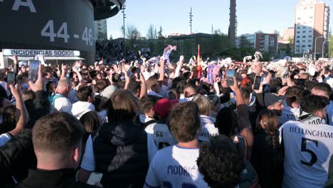 Massen-Von-Fans-Jubeln-Und-Versammeln-Sich-Im-Santiago-Bernabéu-Stadion-Von-Real-Madrid,-Um-Das-Champions-League-Fußballspiel-Zwischen-Den-Spanischen-Und-Britischen-Teams-Real-Madrid-Und-Manchester-City-Zu-Besuchen