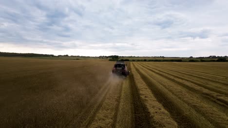 Toma-De-Drones-FPV-De-Una-Cosechadora-En-Un-Campo-Agrícola-Cosechando-Trigo