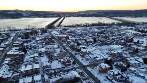 Hermosa-Ciudad-Nevada-De-Invierno-Con-El-Río-Susquehanna-Y-El-Reflejo-Del-Sol-Al-Atardecer