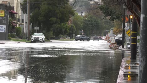 Autos-Fahren-Durch-überflutete-Fahrbahn