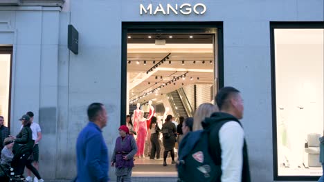 Compradores-Y-Peatones-Pasan-Por-La-Tienda-Mango-De-La-Marca-De-Ropa-Multinacional-Española