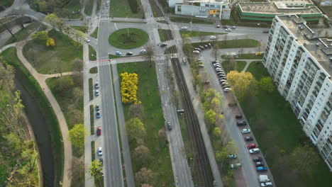 Verkehr-Am-Kreisverkehr-Im-Stadtteil-Zabianka-In-Danzig-Bei-Sonnenuntergang