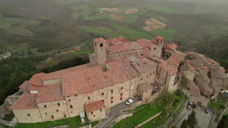 Volando-Sobre-El-Monte-Santa-María-Tiberina:-Capturando-El-Encanto-De-Umbría-Desde-El-Cielo-En-Toscana,-Italia