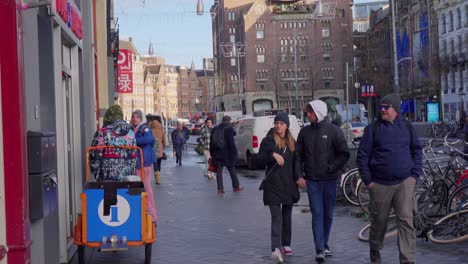 Gente-Caminando-Por-La-Acera-De-La-Calle-En-Amsterdam