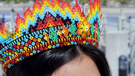 Cabeza-De-Mujer-Con-Una-Hermosa-Corona-De-Cuentas-Con-Un-Colorido-Patrón-De-Arte-Huichol