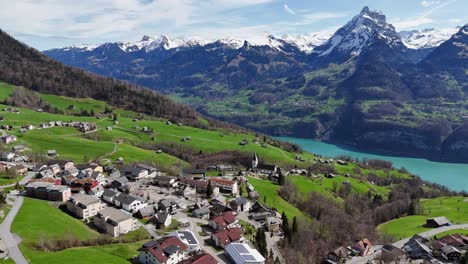 Schweizer-Kleine-Gemeinde-Mit-Kirche-In-Einem-Kleinen-Dorf-Und-Blick-Auf-Den-Walensee