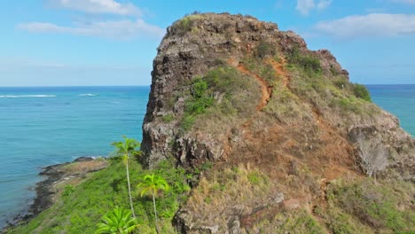 Aerial-Footage-Over-Hiking-Trail-at-Mokoli'i-Island-in-Kaneohe-Bay,-Oahu-on-Bright-Sunny-Hawaiian-Day-with-Pacific-Ocean-in-Background