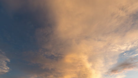 Zeitraffer-Von-Wolken,-Die-Bei-Sonnenuntergang-Durch-Verschiedene-Farben-Ziehen