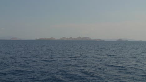 Komodo-Insel-Am-Horizont-Sichtbar,-Ein-Raues-Juwel-Im-Indonesischen-Archipel