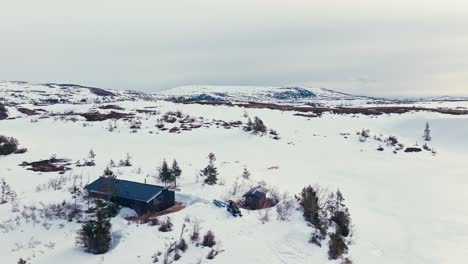 Winterly-Landscape-With-Cabins-In-The-Mountains-Of-Verran,-Indre-Fosen,-Norway