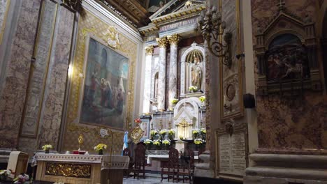 Dentro-Del-Salón-De-La-Basílica-Arquitectura-Ecléctica-Cristiana-Personajes-Coloridos-Y-Elegantes-En-El-Altar-Religioso,-Punto-De-Referencia-En-La-Ciudad-De-Buenos-Aires-Argentina-Ciudad-Natal-Del-Papa-Francisco,-San-José-De-Flores