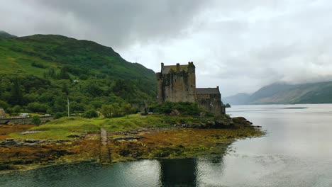 Eilean-Donan-Castle-in-Scottish-Highlands,-Scotland