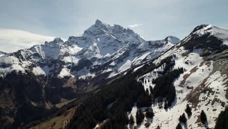 Schneebedeckte-Berge-In-Den-Schweizer-Alpen,-4k-Drohnenaufnahme