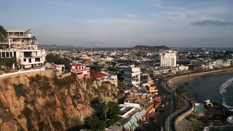 Luftaufnahme-Von-Mazatlan,-Mexiko,-Mit-Blick-Auf-Den-Verkehr-An-Der-Küste