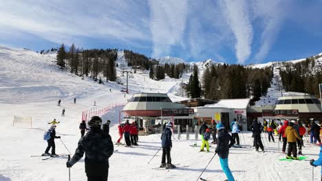 Abfahrtsskifahrer-Stehen-Schlange,-Um-An-Den-Skilift-Terminals-Im-Alpinen-Skigebiet-Nassfeld,-Österreich,-Einzusteigen