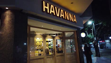 Tienda-La-Habana-Por-La-Noche-En-La-Ciudad-De-Buenos-Aires,-Argentina,-La-Famosa-Tienda-De-La-Compañía-De-Alimentos-Alfajores-En-La-Avenida-Rivadavia.