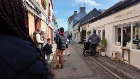 Street-Food-Festival-Und-Gruppe-Junger-Frauen,-Die-Eis-Essen,-Familie,-Jungs,-Gehen-Und-Reden,-Kinsale,-Irland