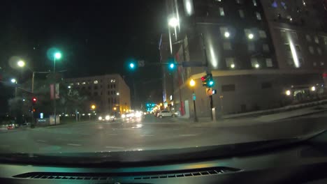 Hyperlapse-Der-Vierten-Serie,-Das-Ein-Auto-Zeigt,-Das-Nachts-Durch-Die-Innenstadt-Von-Dallas,-Texas-Fährt,-Mit-Lichtern-Der-Stadt,-Ampeln,-Hell-Erleuchteten-Türmen-Und-Kreuzungen