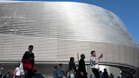 Weitwinkelaufnahme-Von-Fußballfans,-Die-Im-Santiago-Bernabéu-Stadion-Von-Real-Madrid-Ankommen,-Um-Das-Champions-League-Fußballspiel-Gegen-Die-Britische-Fußballmannschaft-Manchester-City-Club-Zu-Besuchen