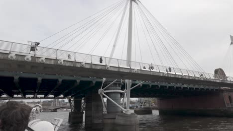 Beobachtung-Der-Hungerford-Bridge-Und-Der-Golden-Jubilee-Bridge-Von-Einer-Touristenfähre-In-London-Aus,-Einfangen-Der-Essenz-Des-Reisens-Und-Entdeckens