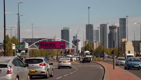 Calle-Muy-Transitada-Y-El-Horizonte-De-Manchester-En-El-Fondo,-Vista-Estática