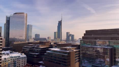 Wintersonnenlicht-über-Der-Modernen-Skyline-Von-Warschau.-Schneebedeckte-Gebäude