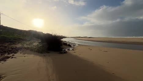 El-Agua-Que-Fluye-Excava-Canales-En-El-Paisaje-Costero-De-Zahara,-España,-Ejemplificando-La-Dinámica-Natural-De-Los-Procesos-Hidrológicos.