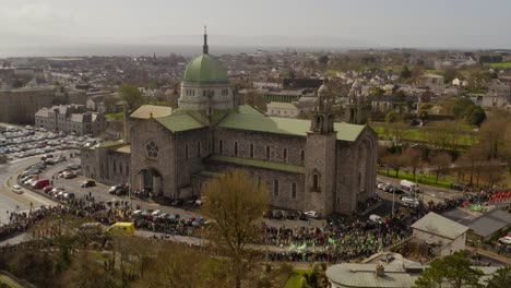 Estática-Aérea-Panorámica-Que-Establece-La-Vista-De-La-Multitud-De-La-Catedral-De-Galway-Reunida-Para-Ver-El-Desfile-En-Un-Día-Soleado