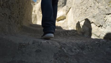 Hombre-Turista-Explorando-La-Antigua-Ciudad-Tracia-De-Perperikon-En-Bulgaria---Cámara-Lenta