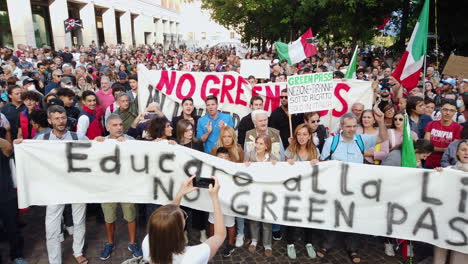 Mailand,-Italien---2.-Oktober-2021---Menschen-Mit-Transparenten-Bei-Einer-Kundgebung-Gegen-Den-Grünen-Pass-Und-Die-Zwangsimpfung-Gegen-Covid-In-Italien-19