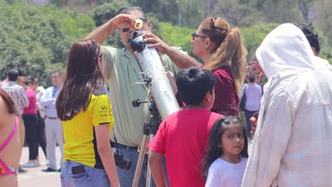 Familia-Latina-Preparándose-Para-Ver-El-Eclipse-Solar-Desde-Un-Telescopio,-México-8-De-Abril-De-2024
