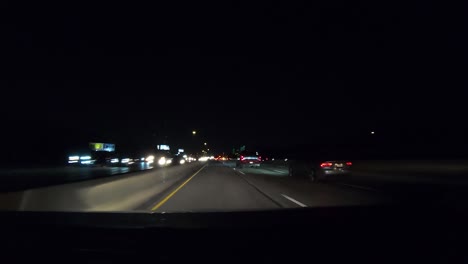 Hiperlapso-Número-Uno-De-La-Serie-Que-Muestra-Un-Automóvil-Conduciendo-Hacia-Dallas,-Texas,-De-Noche,-Pasando-Automóviles-En-El-Carril-Rápido,-Iluminación-Cenital-Mínima-Y-Conducción-Interestatal-En-General.