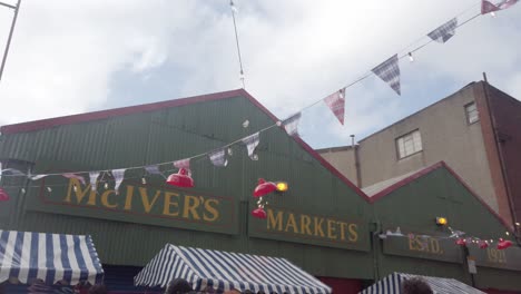 Close-up-of-the-small-bunting-and-red-street-lamps-at-the-Hong-Kong-Market-in-Glasgow