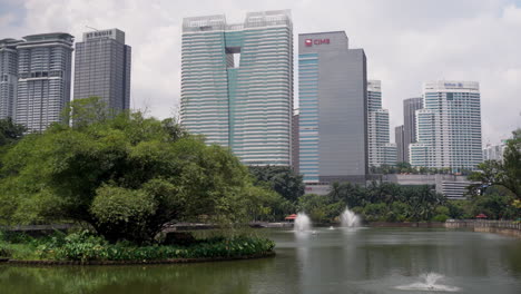 Paisaje-Urbano-Visto-Desde-Los-Jardines-Del-Lago-Con-Fuentes-En-Kuala-Lumpur,-Malasia