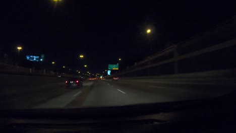 Hyperlapse-Der-Serie-Nummer-Sieben-Zeigt-Eine-Autofahrt-Durch-Die-Innenstadt-Von-Dallas,-Texas-Bei-Nacht-Mit-Lichtern-Der-Stadt,-Auf-Der-Autobahn-Und-Unter-Vielen-Überführungen-Hindurch