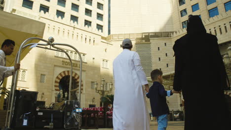 Muslim-family-arriving-and-admiring-the-grandeur-of-the-Anjum-Hotel-Makkah