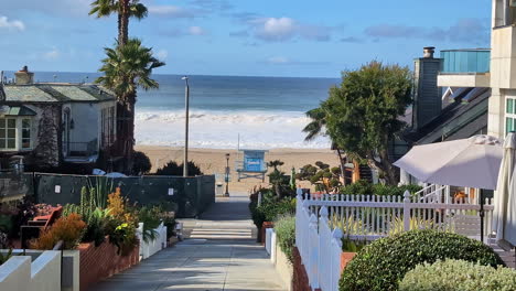 A-view-of-the-ocean-over-an-access-road-between-beach-houses