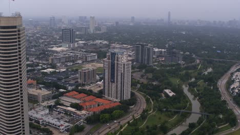 Toma-De-Grúa-Del-Paisaje-Urbano-De-Houston,-Texas.