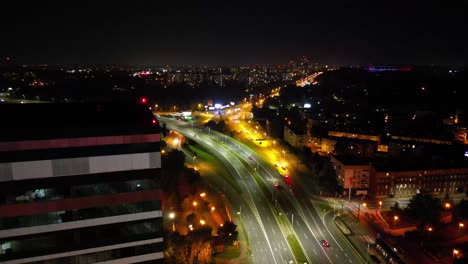 Vista-Aérea-De-La-Ciudad-De-Katowice-Por-La-Noche,-Tráfico-De-Coches-E-Iglesia.