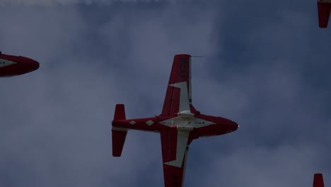 Formation-Von-Militärjets-Im-Flug-über-Den-Köpfen,-Abbotsford-Airshow