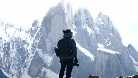 Fotograf-Auf-Der-Suche-Nach-Cerro-Torre-In-Chalten,-Patagonien