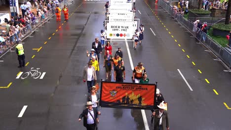 Vertreter-Der-Nachkommen-Der-Ratten-Von-Tobruk-Vereinigung-Nehmen-An-Der-Jährlichen-Anzac-Day-Parade-In-Der-Stadt-Brisbane-Teil