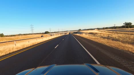 Auto-Fährt-Auf-Der-I10-Im-Texas-Hill-Country-In-Der-Nähe-Von-Kerrville,-Texas,-USA,-POV-Totalaufnahme