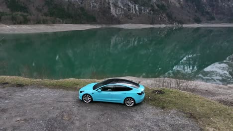 Tesla-Modelo-3-En-Un-Hermoso-Color-Azul-Celeste-Estacionando-Al-Borde-Del-Lago